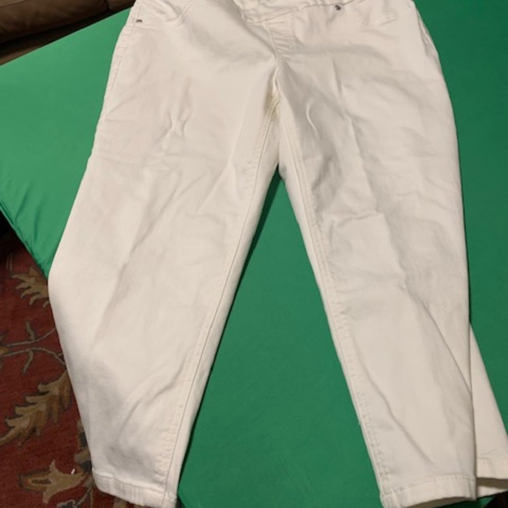 White Chico's Soft Jegging Capri 2 (New)